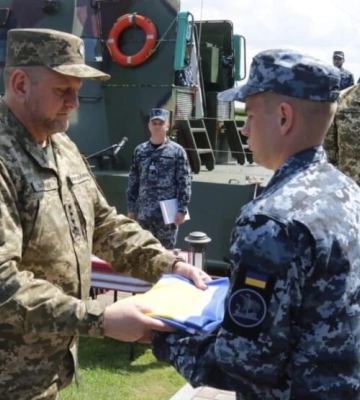 Головком ЗСУ Залужний особисто передав ВМС броньований артилерійський катер &quot;Буча&quot;: фото