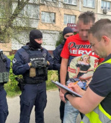 У Києві 54-річного чоловіка затримали за розбещення дівчинки-підлітка (відео)