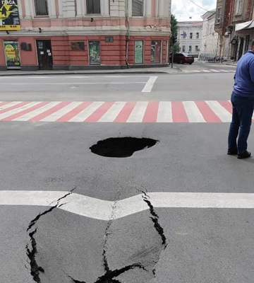 У Харкові знову провалився асфальт 