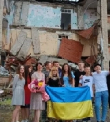 Останній дзвоник біля зруйнованої школи: так школярі Херсонщини закінчують  навчальний рік