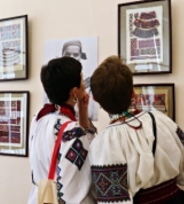 В Ужгороді відкрили виставку вишивки та старовинних світлин