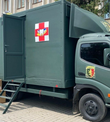 Лікувати зуби на передовій. Із Закарпаття на фронт відправили мобільний стоматкабінет