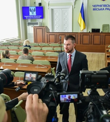 &quot;11 слідчих протягом 6 годин шукають 2 документи&quot;: Ломако про обшуки в Чернігівській міськраді