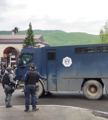 На півночі Косова – знову сутички з поліцією, Приштина звинувачує Сербію