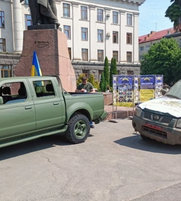 Нове авто замість обстріляного: волинські волонтери купили пікап для бійців на фронт