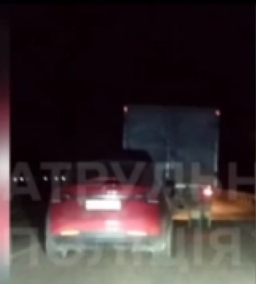 У Сарнах ЗІЛ буксирував Tesla (ВІДЕО)
