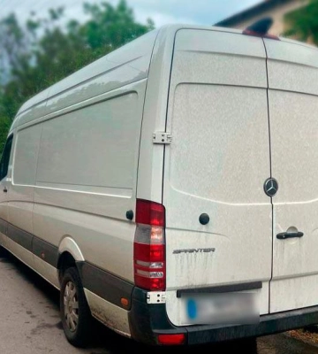 На Полтавщині зупинили бус з нелегальними цигарками та горілкою