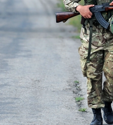 В Лисичанську десятки озброєних зеків втекли із табору загону «Шторм Z»