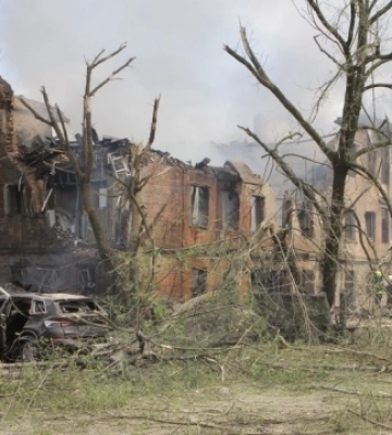 Ракетний удар по Дніпру: доля трьох людей залишається невідомою