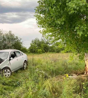 У Первомайську авто зіткнулося з деревом. Водій загинув