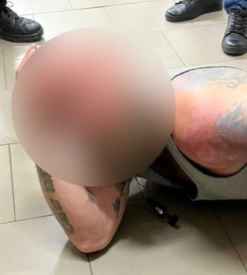 У Чернівцях поліцейські затримали неадеквата, який вимахував гранатою у лікарні (ВІДЕО)
