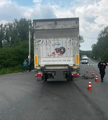 На Львівщині внаслідок наїзду автопоїзда важко травмований велосипедист