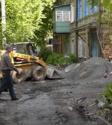 У Дніпрі тривають ремонти доріг та тротуарів: на вул. Дмитра Скоробогатова оновлюють дорогу, двори та пішохідну зону