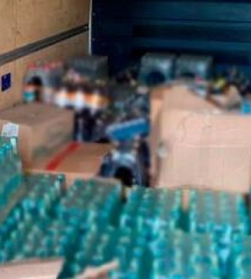 На Полтавщині мікроавтобус незаконно перевозив цигарки та алкоголь