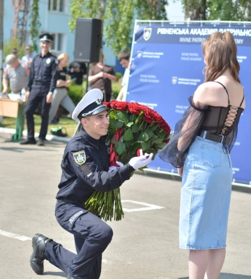 Поліцейський освідчився коханій на плацу