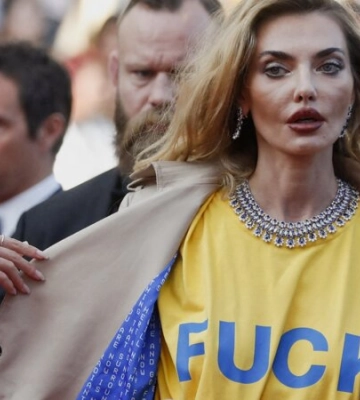 Модель Аліна Байкова з’явилася на червоній доріжці Каннського кінофестивалю у футболці з написом Fuck you Putin — її заарештували