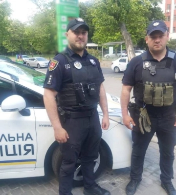 Лежала на підлозі і ледь розмовляла: в Одесі патрульні врятували літню жінку