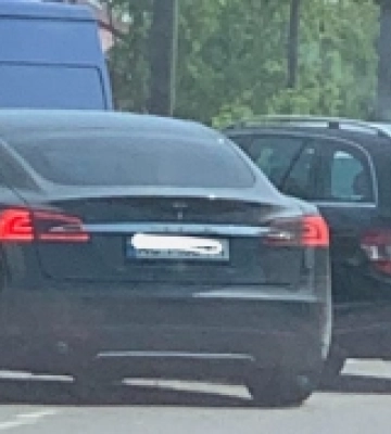У Луцьку зіткнулися Tesla і Mercedes