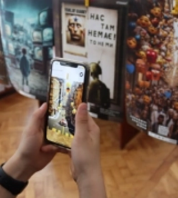 У Луцьку діє виставка, створена штучним інтелектом та присвячена російській пропаганді. ФОТО