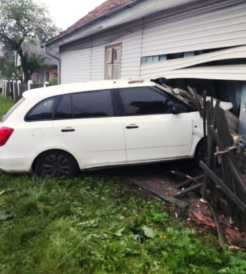 У Львівській області автомобіль врізався у житловий будинок
