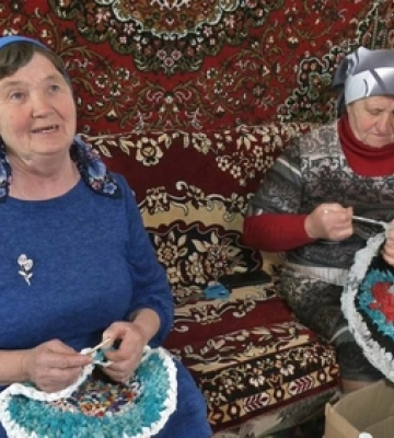 На Волині бабусі-волонтерки плетуть килимки для військових (відео)