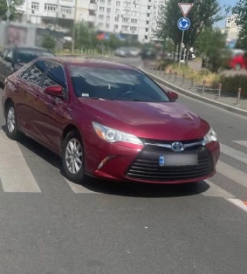 У Києві водій на пішохідному переході наїхав на дитину у колясці