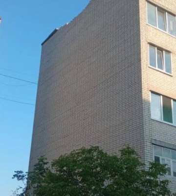 У Глухові на Сумщині ворожим обстрілом пошкоджена багатоповерхівка