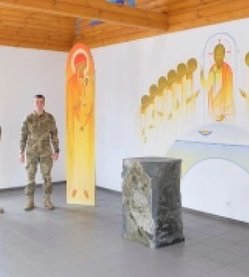 Художник з Луцька Сергій Радкевич розписав духовний центр для військових в Звягелі. ФОТО