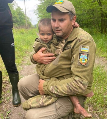 Первые кадры, когда полиция и волонтеры нашли Виолетту в лесу на Харьковщине