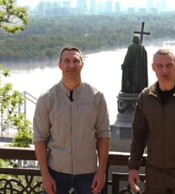 &quot;Столица залечит раны и еще больше расцветет!&quot;: братья Кличко поздравили киевлян и всех украинцев с Днем Киева. Видео
