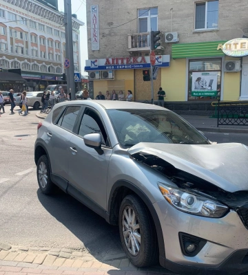 Поблизу театру у Рівному «Мерседес» не пропустив «Мазду»