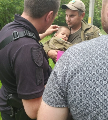 Після трьох днів безперервних пошуків знайдено 2-річну Віолетту з Харківщини. Фото