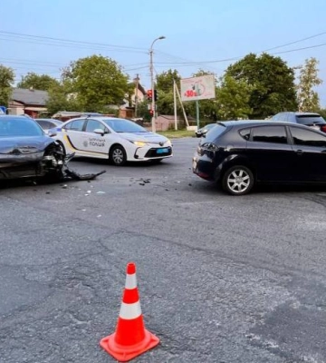 Чути крики і плач: Біля басейну у Рівному – ДТП із трьома авто (ВІДЕО)