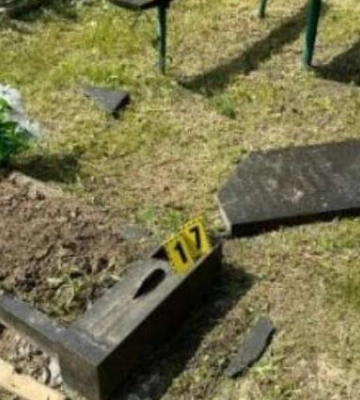 На Дніпропетровщині вандал розгромив могили батьків та односельців