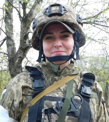 Жителька Рівненщини вже рік рятує бійців на фронті