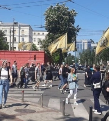 «Чекаємо додому героїв Маріуполя» — у Києві відбулася хода до річниці наказу про вихід військових із «Азовсталі»