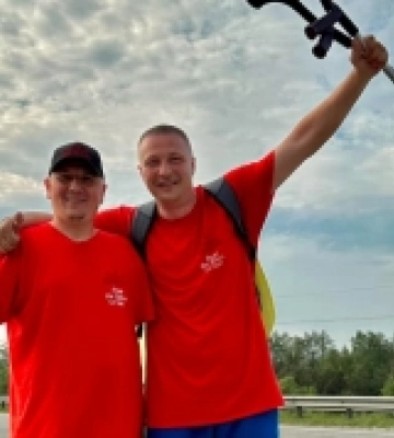 Два ветерани, які втратили кінцівки на війні, пішки пройшли відстань Житомир-Київ, щоб зібрати гроші для шпиталю