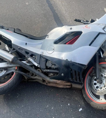 У місті на Полтавщині неповнолітній мотоцикліст на Suzuki врізався у легковик та потрапив до лікарні