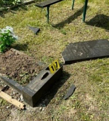 На Днепропетровщине мужчина разбил 19 памятников на кладбище