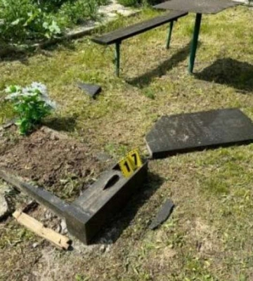 В Днепропетровской области вандал разгромил могилы родителей и односельчан