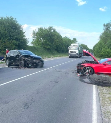 У ДТП на Полтавщині зіткнулися «Ford Mustang» та «Nissan Qashkai»: постраждала жінка-пасажир