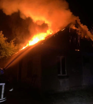 У Рівненському районі вночі горів будинок: троє людей отруїлись чадним газом
