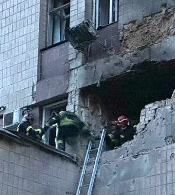 Повреждены дома и авто, есть погибший: в полиции показали фото последствий ночной атаки на Киев