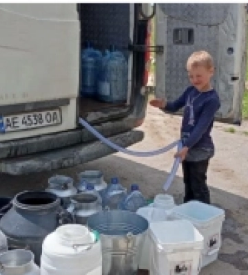 Благодійний фонд «Карітас Кривий Ріг» днями привіз близько 20 тисяч літрів питної води в деокуповані села Херсонщини
