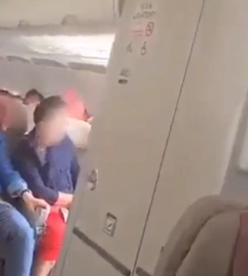 Відчув, що задихається: у Південній Кореї пасажир відчинив двері літака на висоті 213 метрів. Відео