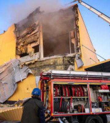 З пожежами, що виникли у Києві внаслідок ворожого удару, боролися понад сто рятувальників (фото, відео)