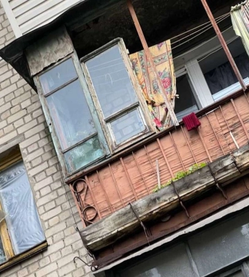 Понад 100 вікон вибило ударною хвилею у будинках поблизу ракетного прильоту в Дніпрі. Пошкодження обстежують фахівці