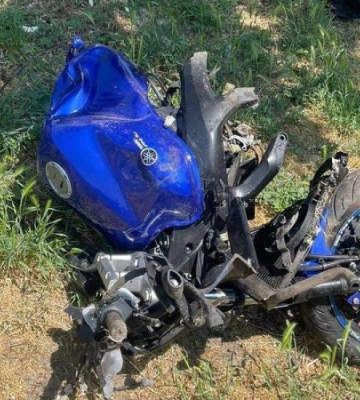 На Київщині мотоцикліст на повній швидкості влетів у людей на  пішохідному переході: фото і відео