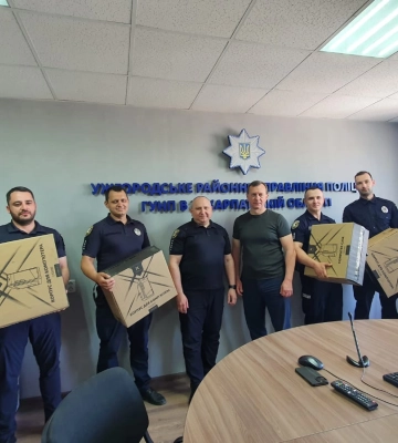 Поліцейські Ужгородської громади отримали оргтехніку на честь свята