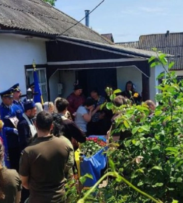 У Тальному на Черкащині сотні людей провели в останню путь нацгвардійця Вадима Бондаренка, збитого на КПП при в&#039;їзді до Києва